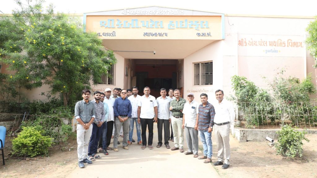 Shri Pratulbhai with school teachers 